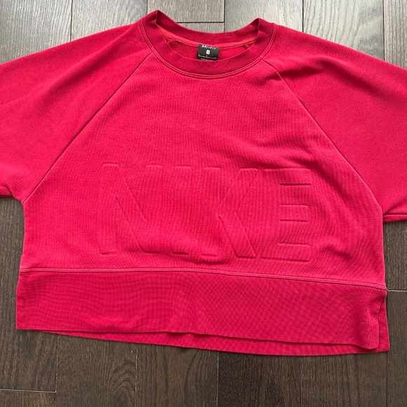 Red Nike Embossed Logo Cropped Dri-Fit Crewneck Sweatshirt Small - Picture 10 of 15